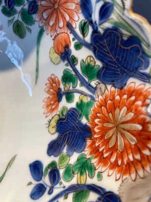 A pair of Chinese verte-imari bowls with floral design, Kangxi — foto 7