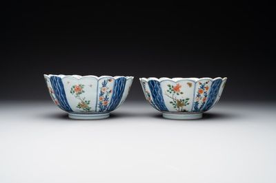 A pair of Chinese verte-imari bowls with floral design, Kangxi