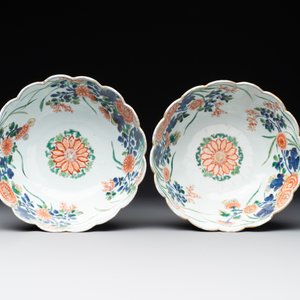 A pair of Chinese verte-imari bowls with floral design, Kangxi — foto 3