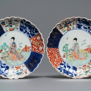 A pair of Chinese verte-Imari plates with a lady in a garden, Kangxi — 照片 1