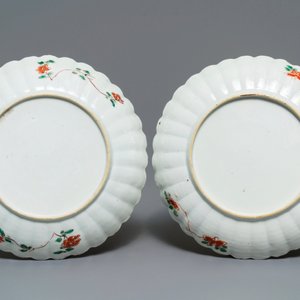 A pair of Chinese verte-Imari plates with a lady in a garden, Kangxi — 照片 2