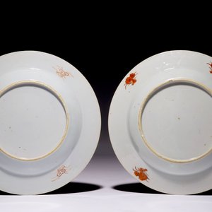 A pair of Chinese verte-imari plates with ladies on a terrace, Yongzheng — 照片 2