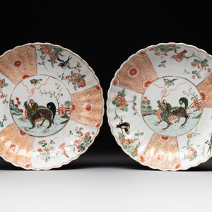 A pair of Chinese verte-Imari 'qilin' plates, Kangxi — 照片 1