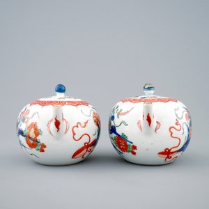A pair of Chinese verte-Imari teapots and covers, Kangxi — photo 2