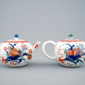 A pair of Chinese verte-Imari teapots and covers, Kangxi — photo 3