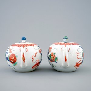 A pair of Chinese verte-Imari teapots and covers, Kangxi — photo 4
