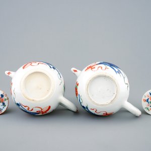 A pair of Chinese verte-Imari teapots and covers, Kangxi — photo 6