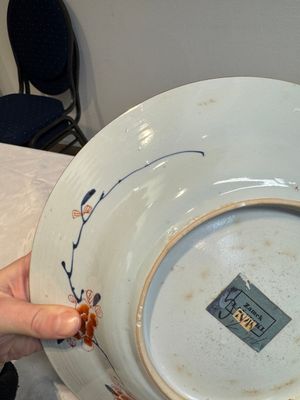 A pair of Chinese verte-Imari 'The Yang family female generals 楊門女將' dishes, Kangxi — photo 11