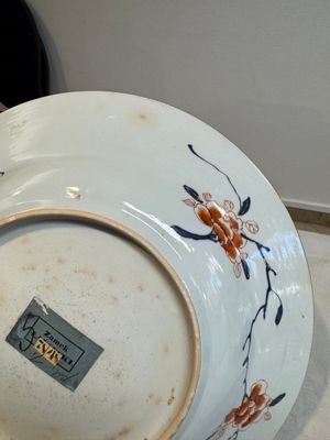A pair of Chinese verte-Imari 'The Yang family female generals 楊門女將' dishes, Kangxi — photo 12