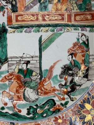 A pair of Chinese verte-Imari 'The Yang family female generals 楊門女將' dishes, Kangxi — photo 5