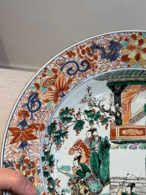 A pair of Chinese verte-Imari 'The Yang family female generals 楊門女將' dishes, Kangxi — photo 6