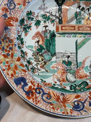 A pair of Chinese verte-Imari 'The Yang family female generals 楊門女將' dishes, Kangxi — photo 9