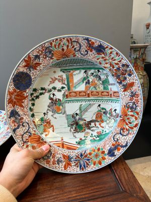 A pair of Chinese verte-Imari 'The Yang family female generals 楊門女將' dishes, Kangxi — photo 2