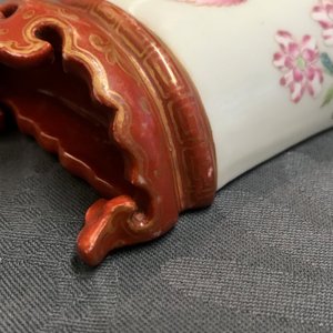 A pair of Chinese wall pocket vases with floral design, Qianlong mark, 19/20th C. — 照片 12