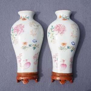 A pair of Chinese wall pocket vases with floral design, Qianlong mark, 19/20th C. — 照片 13