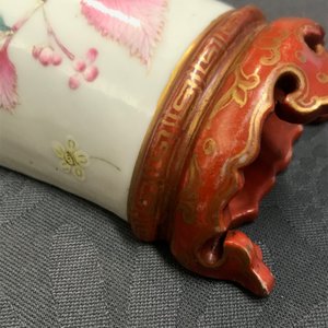 A pair of Chinese wall pocket vases with floral design, Qianlong mark, 19/20th C. — 照片 9