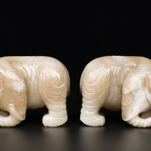 A pair of Chinese white and russet jade sculptures of elephants, Qianlong — 照片 3