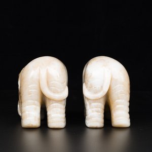 A pair of Chinese white and russet jade sculptures of elephants, Qianlong — 照片 4