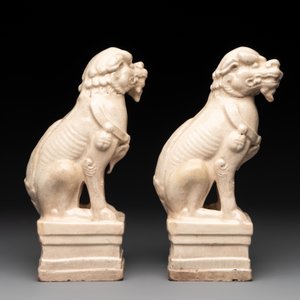 A pair of Chinese white-glazed Buddhist lions, a pair of doves and a pair of iron-red-decorated cranes, Ming and later — photo 3