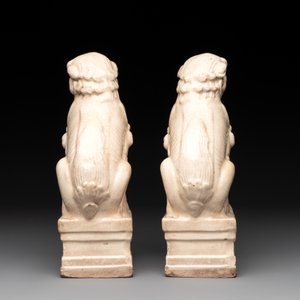 A pair of Chinese white-glazed Buddhist lions, a pair of doves and a pair of iron-red-decorated cranes, Ming and later — photo 4