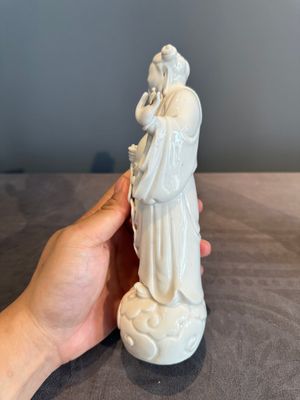 A pair of Chinese white-glazed figures and two Dehua blanc de Chine figures, 18th C. and Republic — photo 17