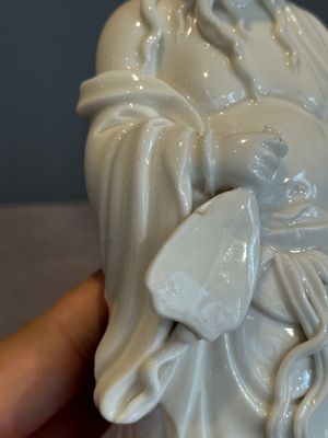 A pair of Chinese white-glazed figures and two Dehua blanc de Chine figures, 18th C. and Republic — photo 19