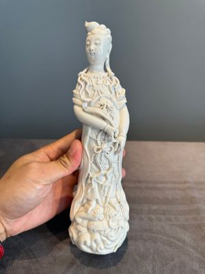 A pair of Chinese white-glazed figures and two Dehua blanc de Chine figures, 18th C. and Republic — photo 2