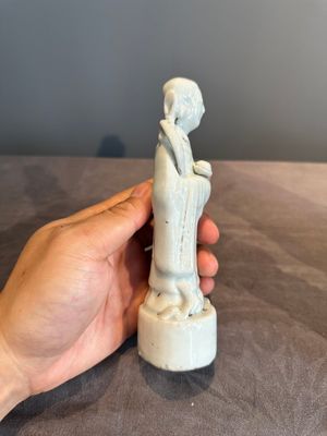 A pair of Chinese white-glazed figures and two Dehua blanc de Chine figures, 18th C. and Republic — photo 37