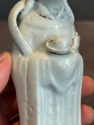 A pair of Chinese white-glazed figures and two Dehua blanc de Chine figures, 18th C. and Republic — photo 41