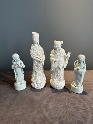 A pair of Chinese white-glazed figures and two Dehua blanc de Chine figures, Dehua 德化 and Xuande mark, 18th C. and later — 照片 1