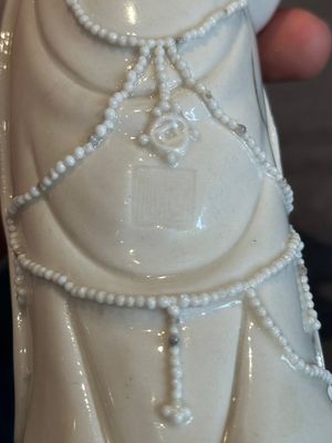 A pair of Chinese white-glazed figures and two Dehua blanc de Chine figures, Dehua 德化 and Xuande mark, 18th C. and later — 照片 11