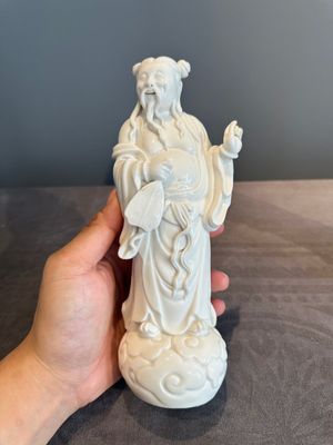 A pair of Chinese white-glazed figures and two Dehua blanc de Chine figures, Dehua 德化 and Xuande mark, 18th C. and later — 照片 14