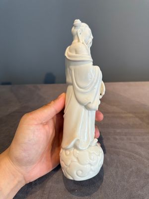 A pair of Chinese white-glazed figures and two Dehua blanc de Chine figures, Dehua 德化 and Xuande mark, 18th C. and later — 照片 15