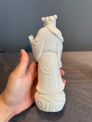 A pair of Chinese white-glazed figures and two Dehua blanc de Chine figures, Dehua 德化 and Xuande mark, 18th C. and later — 照片 16