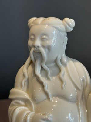 A pair of Chinese white-glazed figures and two Dehua blanc de Chine figures, Dehua 德化 and Xuande mark, 18th C. and later — 照片 18
