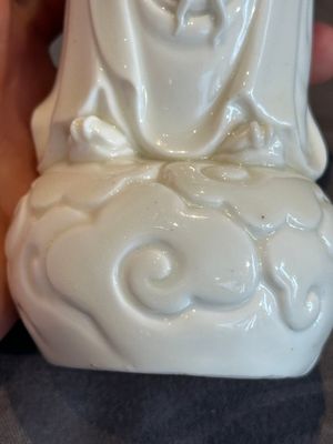 A pair of Chinese white-glazed figures and two Dehua blanc de Chine figures, Dehua 德化 and Xuande mark, 18th C. and later — 照片 22