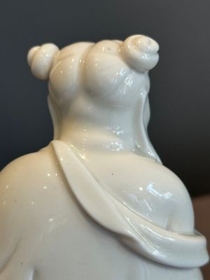 A pair of Chinese white-glazed figures and two Dehua blanc de Chine figures, Dehua 德化 and Xuande mark, 18th C. and later — 照片 23
