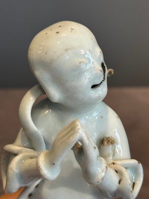 A pair of Chinese white-glazed figures and two Dehua blanc de Chine figures, Dehua 德化 and Xuande mark, 18th C. and later — 照片 30