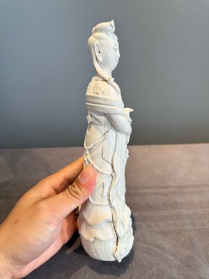 A pair of Chinese white-glazed figures and two Dehua blanc de Chine figures, Dehua 德化 and Xuande mark, 18th C. and later — 照片 3