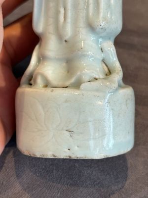 A pair of Chinese white-glazed figures and two Dehua blanc de Chine figures, Dehua 德化 and Xuande mark, 18th C. and later — 照片 43