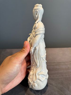 A pair of Chinese white-glazed figures and two Dehua blanc de Chine figures, Dehua 德化 and Xuande mark, 18th C. and later — 照片 5