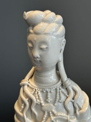 A pair of Chinese white-glazed figures and two Dehua blanc de Chine figures, Dehua 德化 and Xuande mark, 18th C. and later — 照片 6