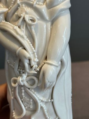 A pair of Chinese white-glazed figures and two Dehua blanc de Chine figures, Dehua 德化 and Xuande mark, 18th C. and later — 照片 8