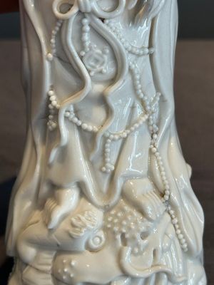 A pair of Chinese white-glazed figures and two Dehua blanc de Chine figures, Dehua 德化 and Xuande mark, 18th C. and later — 照片 9