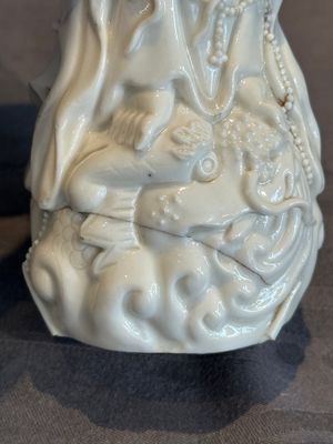 A pair of Chinese white-glazed figures and two Dehua blanc de Chine figures, Dehua 德化 and Xuande mark, 18th C. and later — 照片 10