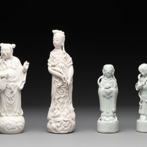 A pair of Chinese white-glazed figures and two Dehua blanc de Chine figures, Dehua 德化 and Xuande mark, 18th C. and later — 照片 2