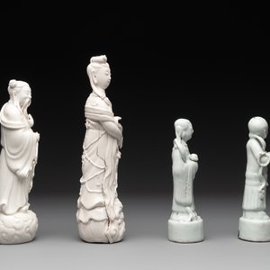 A pair of Chinese white-glazed figures and two Dehua blanc de Chine figures, Dehua 德化 and Xuande mark, 18th C. and later — 照片 5
