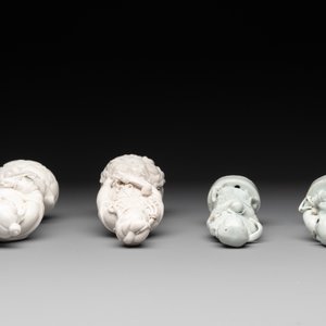 A pair of Chinese white-glazed figures and two Dehua blanc de Chine figures, Dehua 德化 and Xuande mark, 18th C. and later — 照片 6