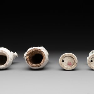 A pair of Chinese white-glazed figures and two Dehua blanc de Chine figures, Dehua 德化 and Xuande mark, 18th C. and later — 照片 7