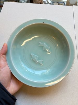 A pair of Chinese white-glazed 'Hu' vases and a Longquan celadon 'Twin Fish' plate, 20th C. — foto 13